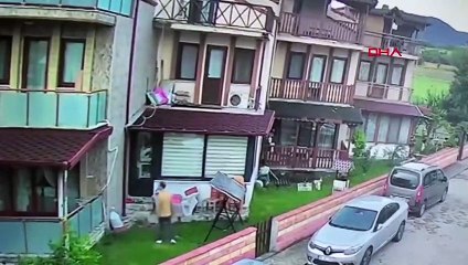 Evine giren tacizciyi son anda fark ederek komşularına sığındı