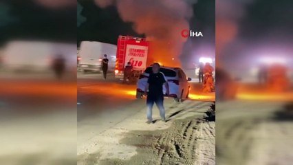 Otoyolda yanan araca bakayım derken hafriyat kamyonuna çarptı