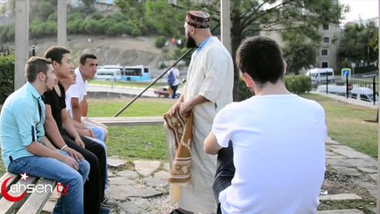 Namaz kılan gence şok müdahale!