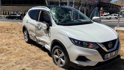 Tır ile otomobilin çarpışma anı güvenlik kamerasında