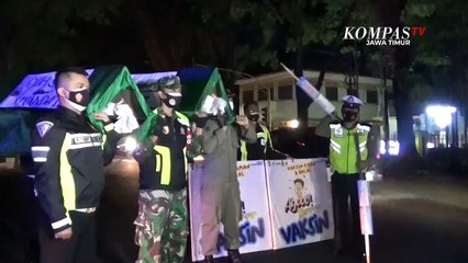 Sosialisasi PPKM Darurat Polisi Bawa Keranda Mayat Dan Pocong