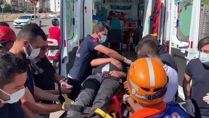 Otomobil kaldırımda yürüyen yayalara çarptı: 4 yaralı