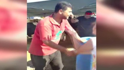 KURBAN PAZARINDA ÇOCUĞUN SIKI PAZARLIĞI KAMERADA