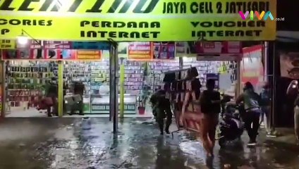 Tetap Buka saat PPKM Darurat, Warung Disemprot Damkar