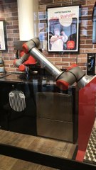 Le robot Pazzi étale la sauce tomate sur la pâte à pizza