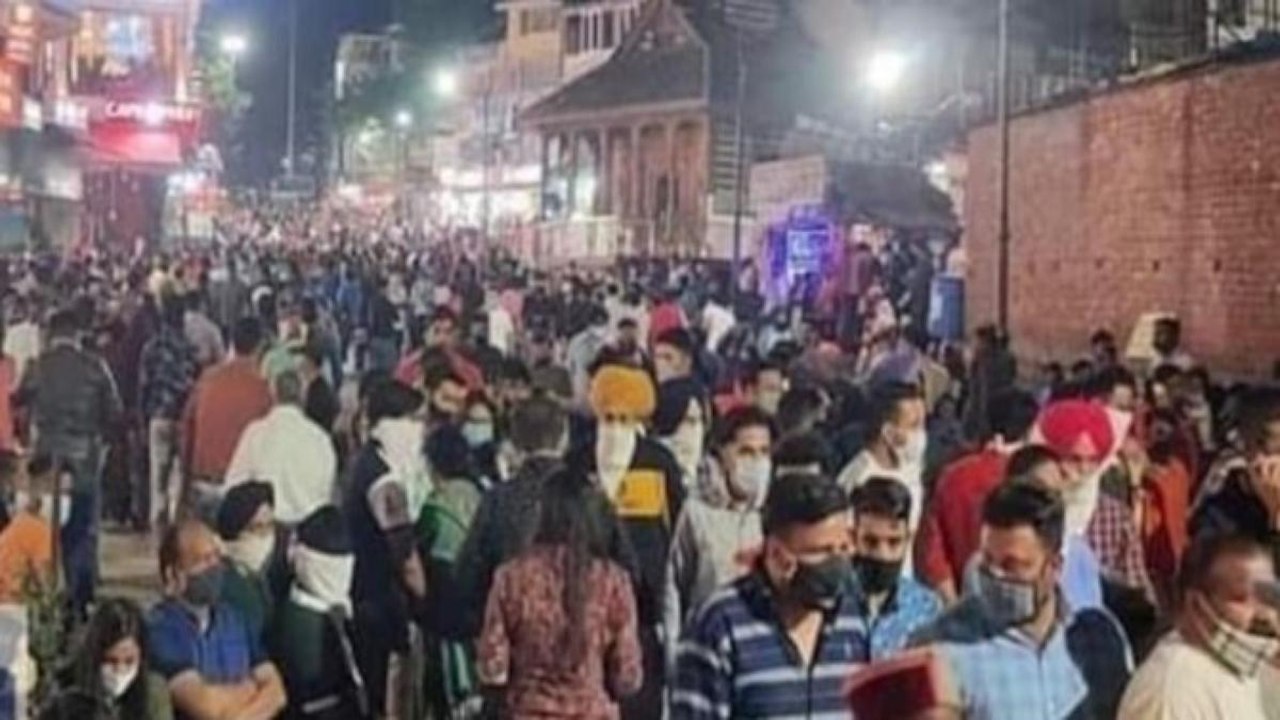 Influx of tourists in Himachal Pradesh flouting...
