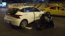 İzmir'de motosiklet otomobile çarptı 1'i polis 2 yaralı