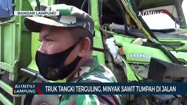 Truk Tangki Terguling, Minyak Sawit Tumpah di Jalan