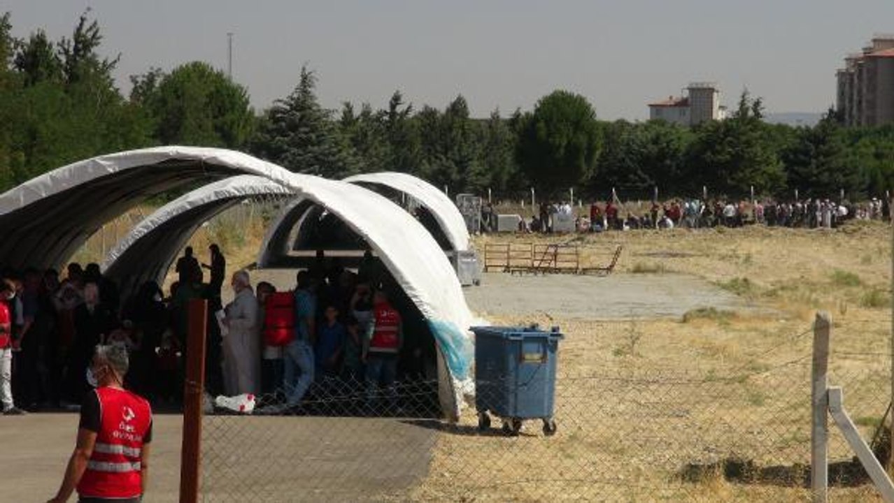 SURİYELİLERİN ÖNCÜPINAR SINIR KAPISI'NDAN BAYRA...