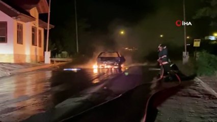 Gümüşhane’de park halindeki otomobil cayır cayır yandı