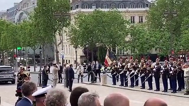 Mattarella all'Arc de Triomphe rende omaggio al milite ignoto