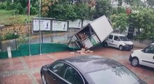 Sarıyer'de freni boşalan kamyonet otoparka girdi