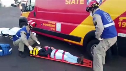 Tải video: Mulher fica ferida após colisão entre carro e moto na Avenida Tito Muffato, no Santa Cruz