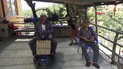 ENGELLİ AİLE EVLERİNİN ÖNÜNDEKİ YOLA BETON DÖKÜLMESİNİ İSTEDİ