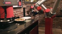 A Paris, dans le quartier de Beaubourg, une pizzeria se passe de pizzaiolo - Les pizzas sont réalisées par un robot devant les yeux des clients - VIDEO