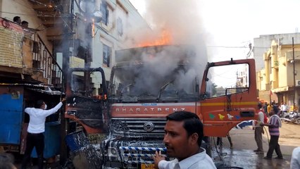 हरी सब्जियों से भरी ट्रक में लगी भयंकर आग, केबिन में खाना बना रहे ड्राइवर और खलासी ने कूदकर बचाई जान