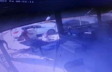 OTOMOBİL, KALDIRIMDA YÜRÜYENLERE VE DUVARA ÇARPTI: 6 YARALI