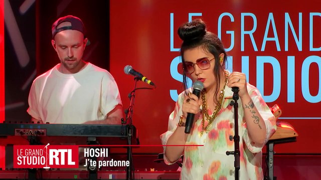 Hoshi interprète J'te pardonne dans Le Grand Studio RTL