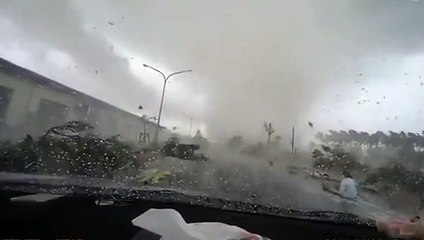 Fırtınada araba uçtu