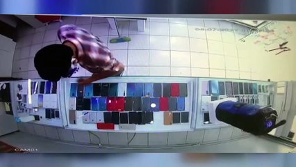 İSTANBUL - Avcılar'da cep telefonu dükkanındaki hırsızlık anı kameraya yansıdı