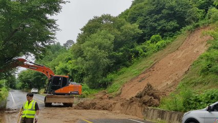 충남 금산군 도로에 흙더미 쏟아져...3시간 반만에 복구 / YTN