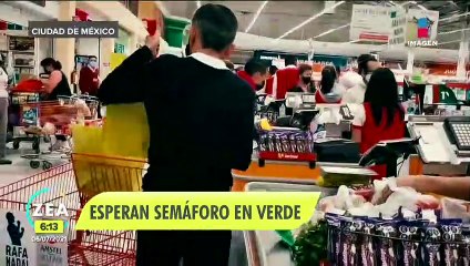 Abuelitos empacadores esperan el semáforo verde para regresar a trabajar