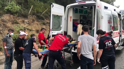 MERSİN - Devrilen kamyonetteki 11 kişi yaralandı