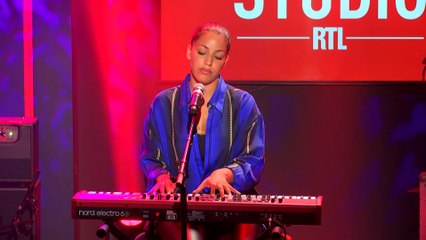 Saskia interprète "Dans ma tête" dans "Le Grand Studio RTL"