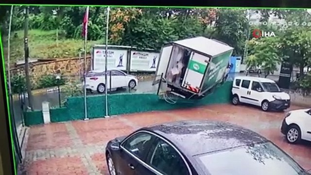 Sarıyer'de freni boşalan kamyonet otoparka girdi