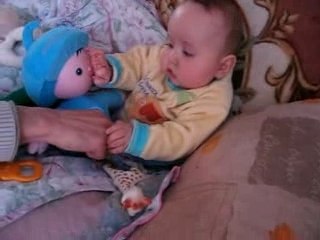 lorenzo assis avec ses jouets