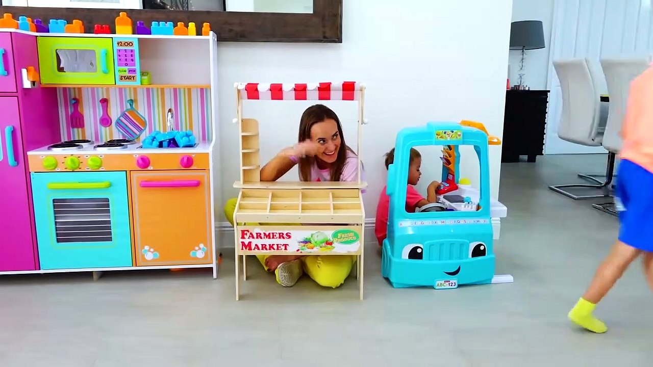 Vlad và Nikita cưỡi trên Toy Sportbike giả vờ chơi với đồ chơi