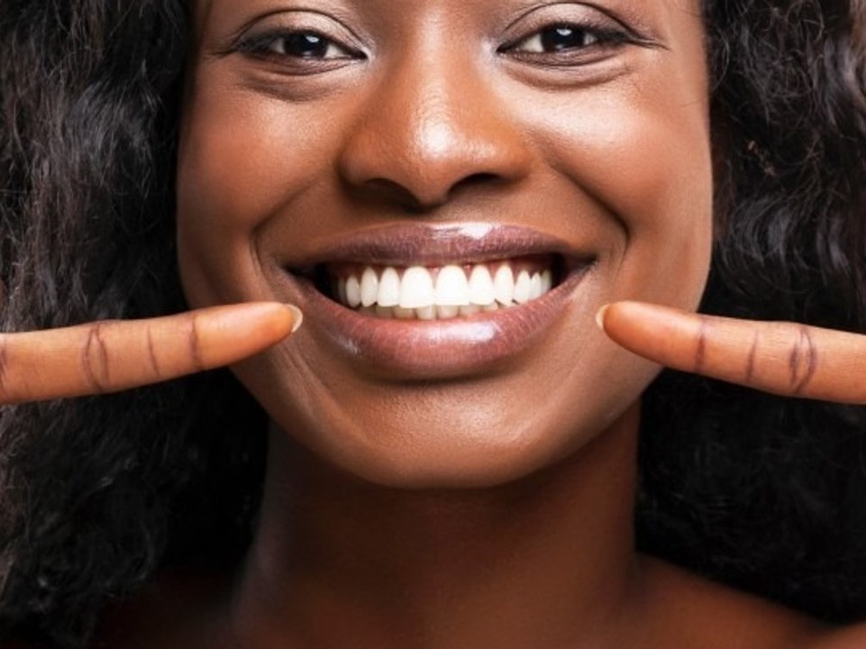 Strahlendes Lächeln: Mit diesen Tipps bleiben deine Zähne immer weiß