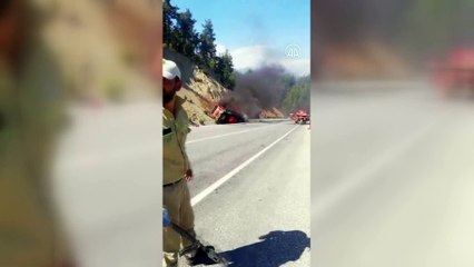 ANTALYA - Lastiğinin patlaması sonucu devrilen kamyon alev aldı