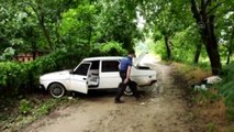 BURSA - 'Dur' ihtarına uymayan ve polis aracına çarpıp kaçan otomobildeki zanlı kovalamaca sonucu yakalandı