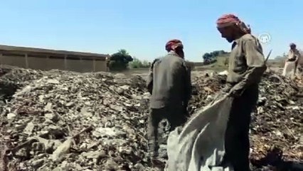Suriyeliler ekmeğini "çöpten" çıkarıyor