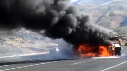 Teröristler yol kesip TIR yaktı