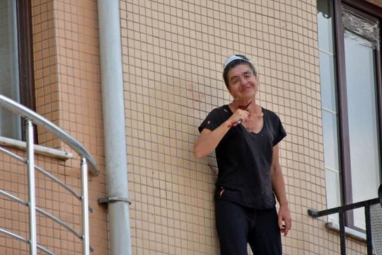BALKONDA İNTİHARA KALKIŞTI, ELİNDEKİ BIÇAĞI SÜPÜRGE SAPIYLA POLİS DÜŞÜRDÜ