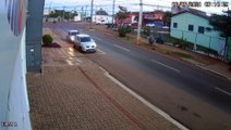 Vídeo mostra que motorista perdeu o controle da direção após atingir traseira de carro estacionado