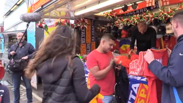 La afición española espera a la selección en Londres