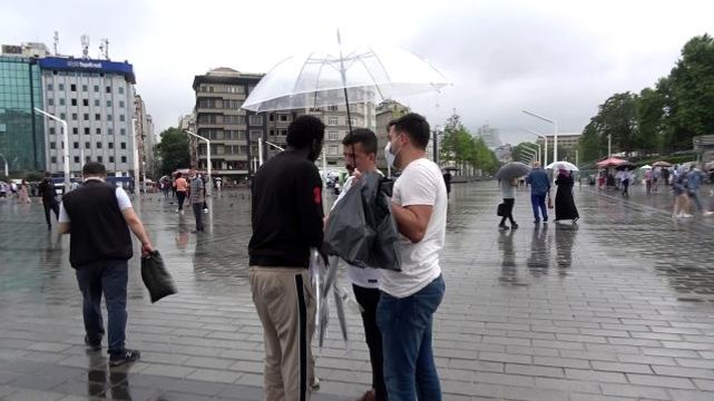 Yabancı uyruklu seyyar satıcı ve zabıta arasında gerginlik