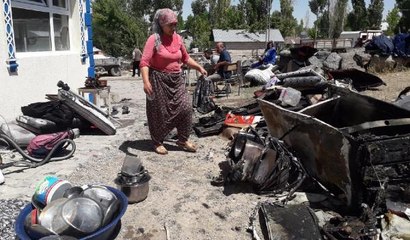 MUTFAKTA PATLAYAN BUZDOLABI EVİ KÜL ETTİ; ÇOCUKLARINI PENCEREDEN ATARAK KURTARDI