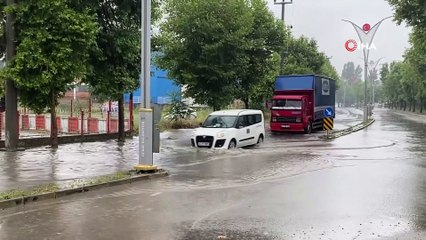 Göle dönen yolda araçlar zor anlar yaşadı