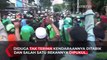 Rusuh! Ratusan Ojol Bentrok Dengan Kelompok Debt Collector Mata Elang di Sawah Besar