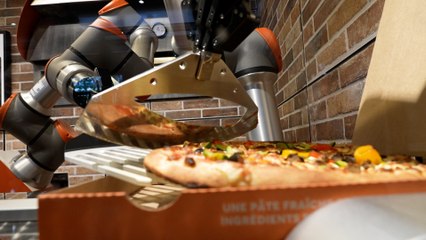 «C’est presque mieux que l’humain» : Pazzi, la pizzeria où le pizzaïolo est un robot