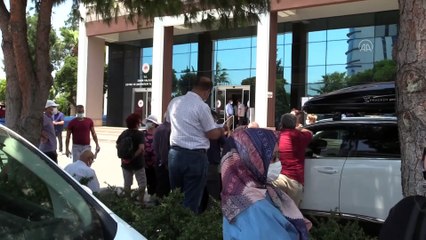 İZMİR - Depremzedeler basın açıklaması yaptı