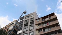 İZMİR - Bir apartmanda çıkan yangın sırasında asansörde mahsur kalan kişiyi itfaiye kurtardı