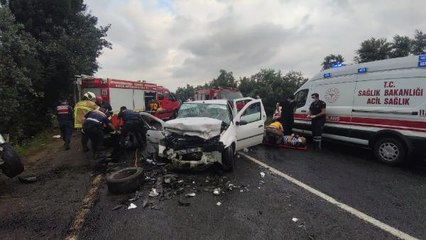 BURSA'DA OTOMOBİL İLE HAFİF TİCARİ ARAÇ ÇARPIŞTI: 4 ÖLÜ, 5 YARALI