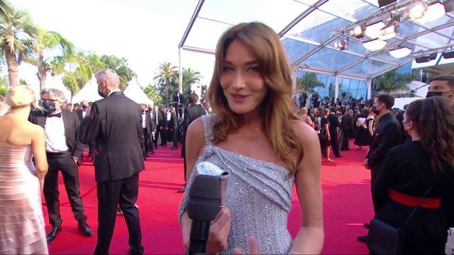Leos Carax a coécrit un couplet de Carla Bruni - Cannes 2021