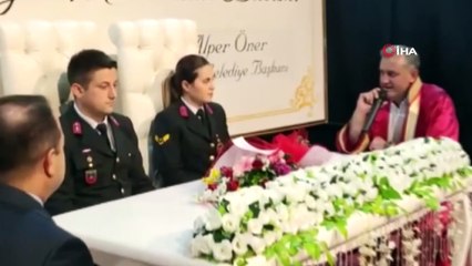 Osmaniye'de astsubay çift üniformayla nikah masasına oturdu
