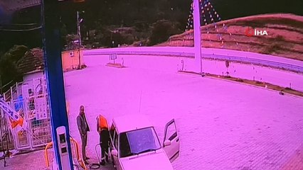 Yoldan çıkan otomobil, akaryakıt istasyonunun reklam tabelasına böyle çarptı